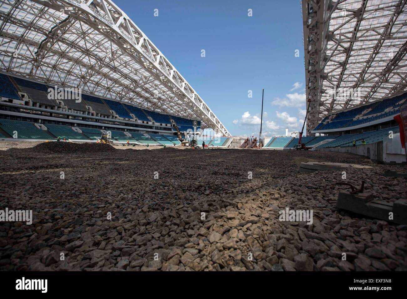 Sochi. 13 Luglio, 2015. Foto scattata a luglio 13, 2015 mostra il sito di ricostruzione della Fisht Stadio Olimpico a Sochi, Russia. Fisht Stadio Olimpico è stato costruito per la XXII Giochi Olimpici Invernali a Sochi nel 2014. Lo stadio è ora chiusa per la ricostruzione per il 2017 FIFA Confederations Cup e il 2018 Campionato Mondiale di Calcio. Credito: Li Ming/Xinhua/Alamy Live News Foto Stock