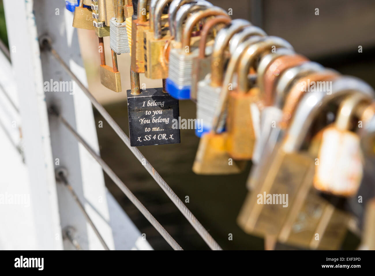 Amore i lucchetti sul ponte sul fiume Aire a Leeds, West Yorkshire Foto Stock