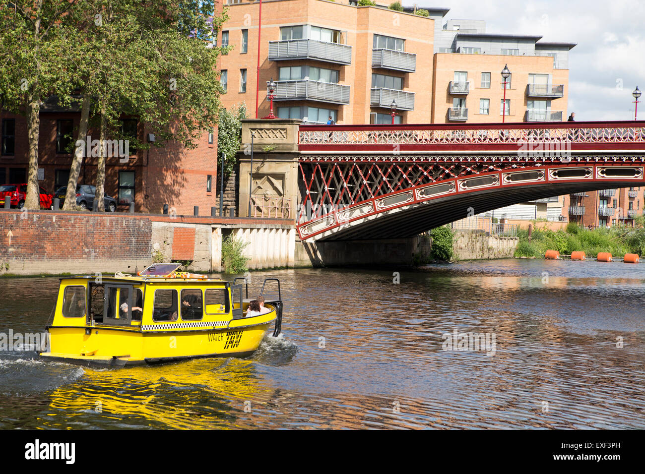 Acqua libera Taxi a Leeds. Twee e Drie sul fiume Aire Foto Stock