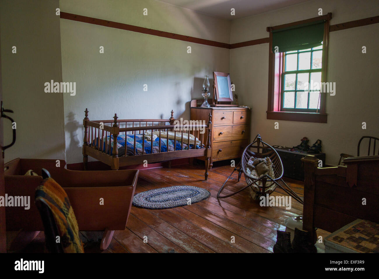 1900 Doon Heritage Village baby room all'interno di farm house Foto Stock