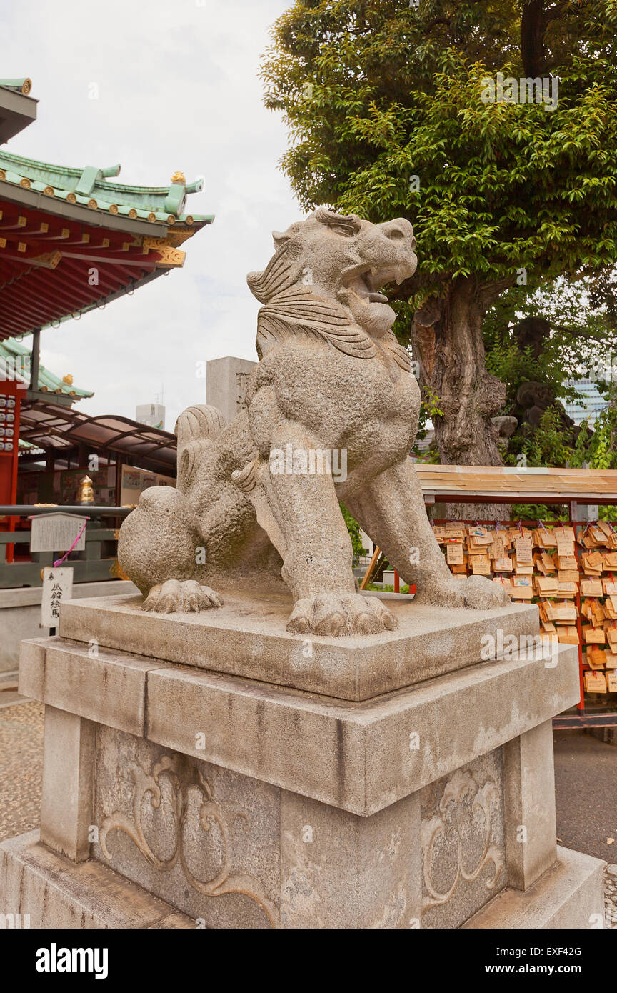 Komainu statua guardia di Kanda Myojin sacrario scintoista di Tokyo, Giappone. Komainu è lion-dog creatura destinata ad allontanare gli spiriti maligni Foto Stock