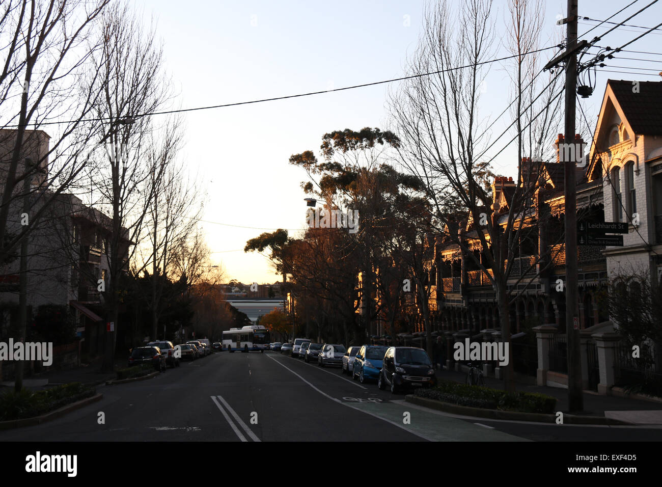 L'estremità nord di Glebe Point Road in Glebe, un sobborgo di Sydney's inner-ovest prima del tramonto. Foto Stock