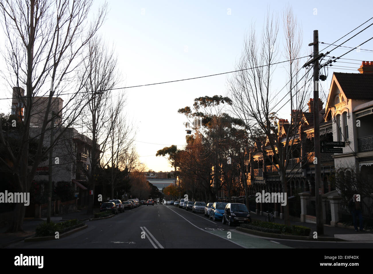 L'estremità nord di Glebe Point Road in Glebe, un sobborgo di Sydney's inner-ovest prima del tramonto. Foto Stock