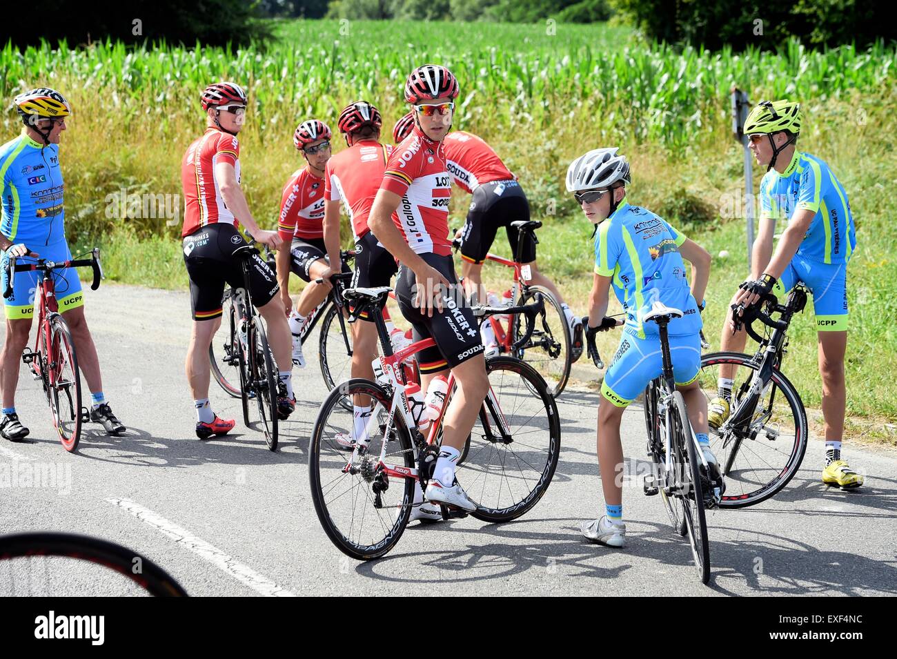 Pau, Francia. 13 Luglio, 2015. Tour de France giorno di riposo 1. Tony GALLOPIN di Lotto Soudal chiedere indicazioni da alcuni giovani piloti locali Credito: Azione Sport Plus/Alamy Live News Foto Stock