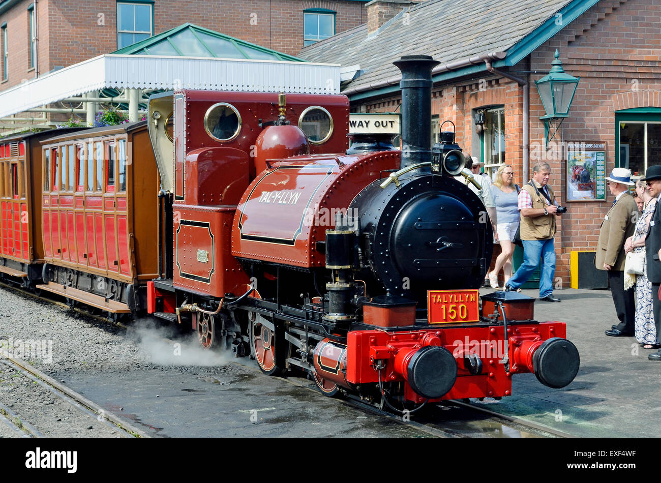 Talyllyn Railway n. 1 "Talyllyn di 1864 a Tywyn Wharf stazione con una speciale centocinquantesimo anniversario treno 'l'Sesquicentarian' Foto Stock