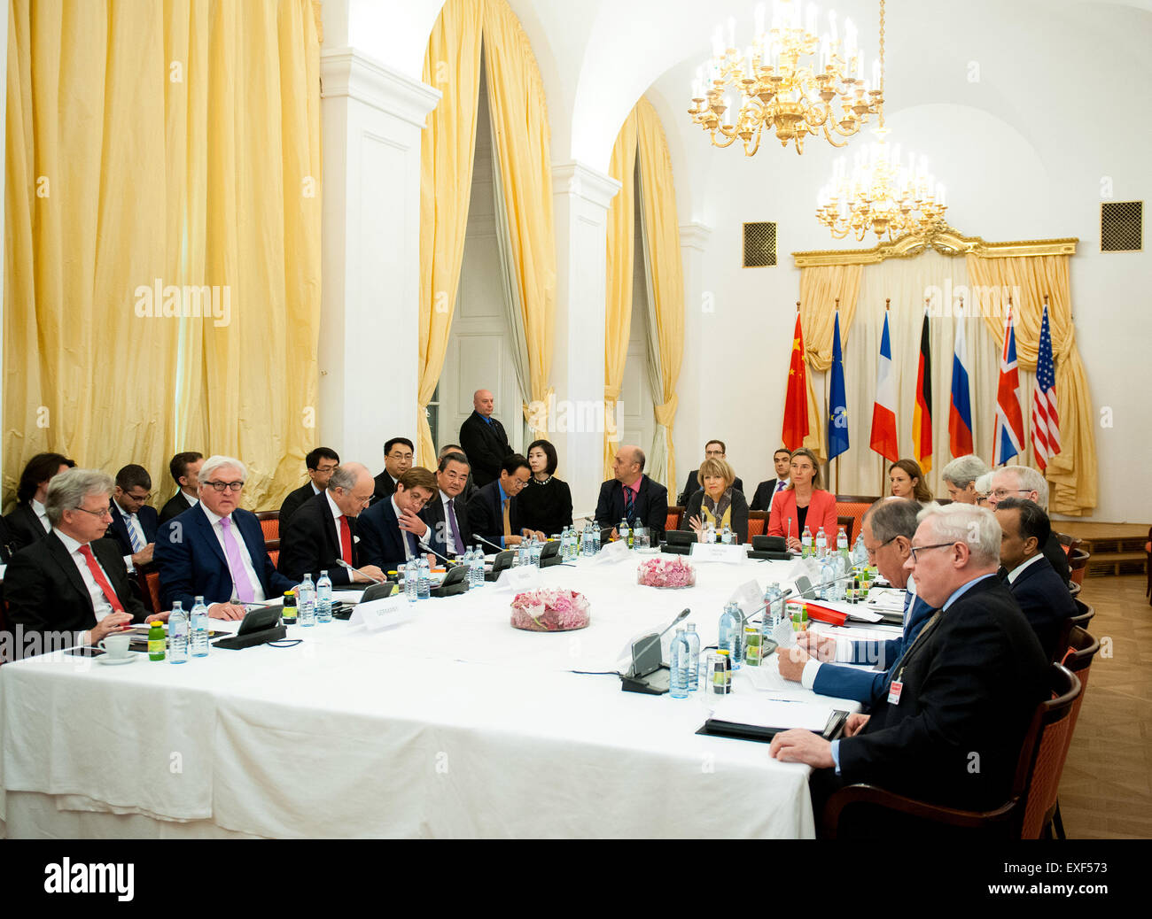 Vienna, Austria. 13 Luglio, 2015. I Ministri degli Esteri e dei delegati da P5 1 Il cinque del Consiglio di Sicurezza delle Nazioni Unite i membri permanenti più la Germania, partecipare a una riunione durante l'Iran colloqui nucleare in un albergo a Vienna il 13 luglio 2015. Credito: Qian Yi/Xinhua/Alamy Live News Foto Stock