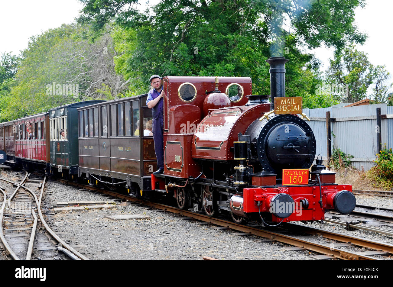 Talyllyn Railway No1 'Talyllyn' costruito nel 1864 con un treno di patrimonio e pullman moderni approcci stazione Pendre. Foto Stock