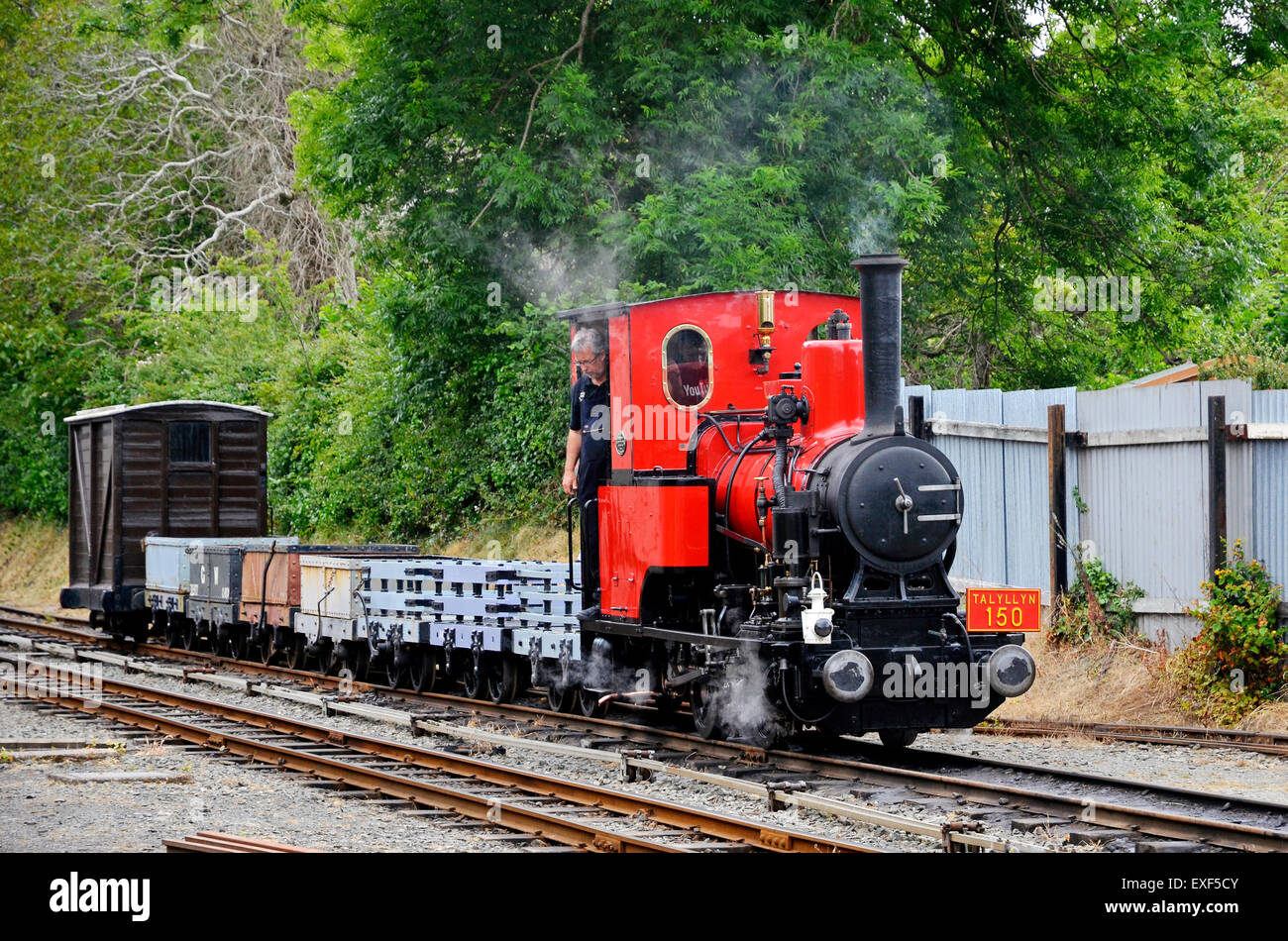 Talyllyn Railway Barclay 0-4-0 WT 'Douglas' con una breve dimostrazione di treni merci di ardesia carri e carri scoperti. Foto Stock