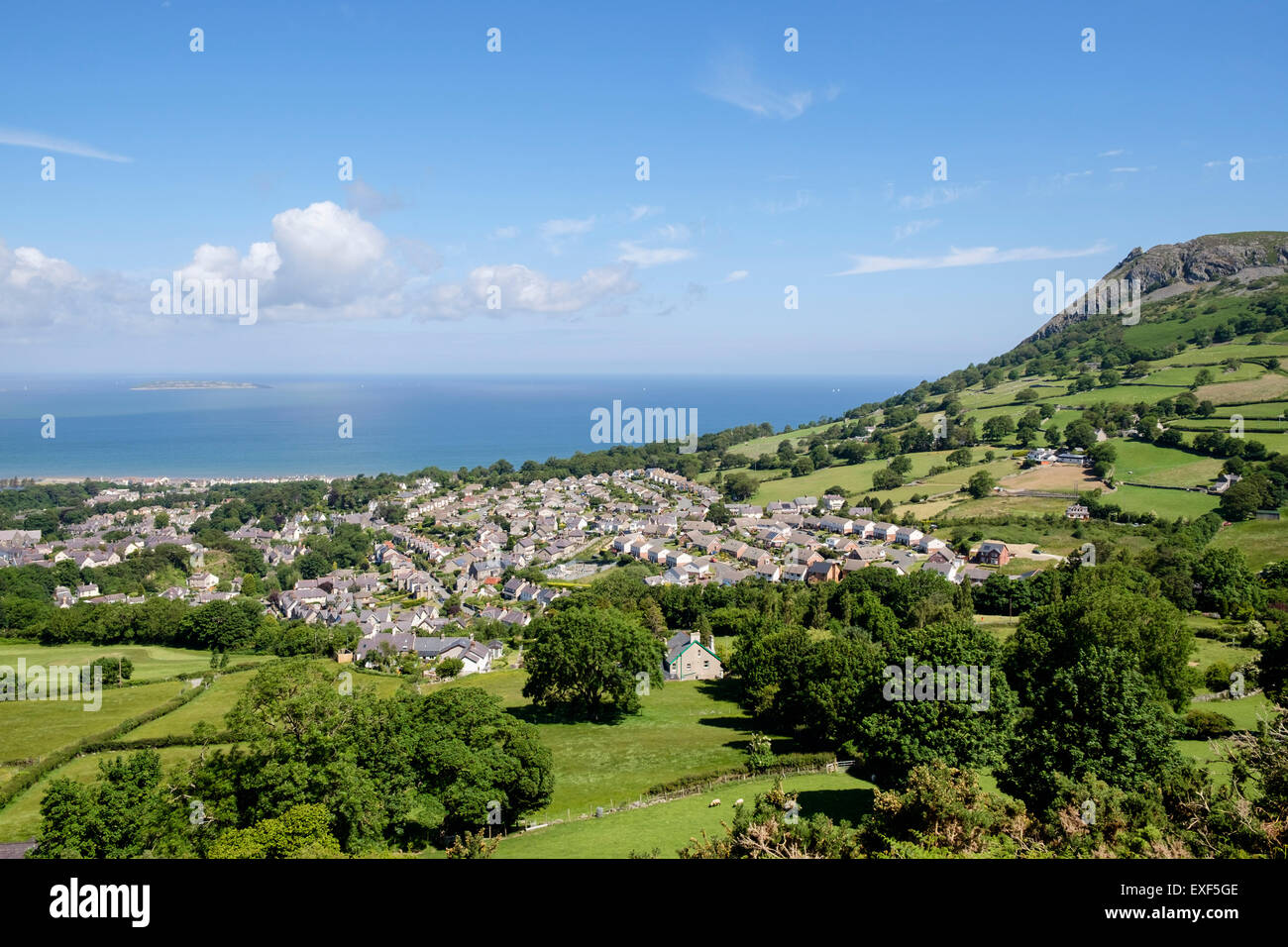 Vista della costa gallese in estate da sopra il villaggio di Menstrie, il Galles del Nord, Regno Unito, Gran Bretagna Foto Stock