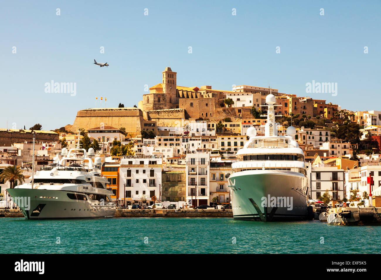 Ibiza città vecchia dal porto di barche in Port Harbour Spagna isola spagnola enormi barche ormeggiate ricco Foto Stock