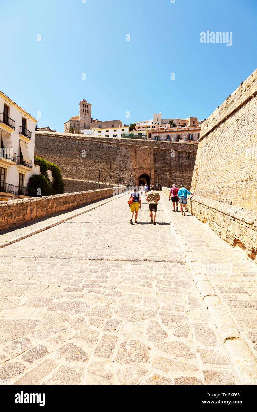 Ibiza città vecchia porta d ingresso al walled Dalt Vila la fortificazione del sito Patrimonio Mondiale dell'Unesco Foto Stock