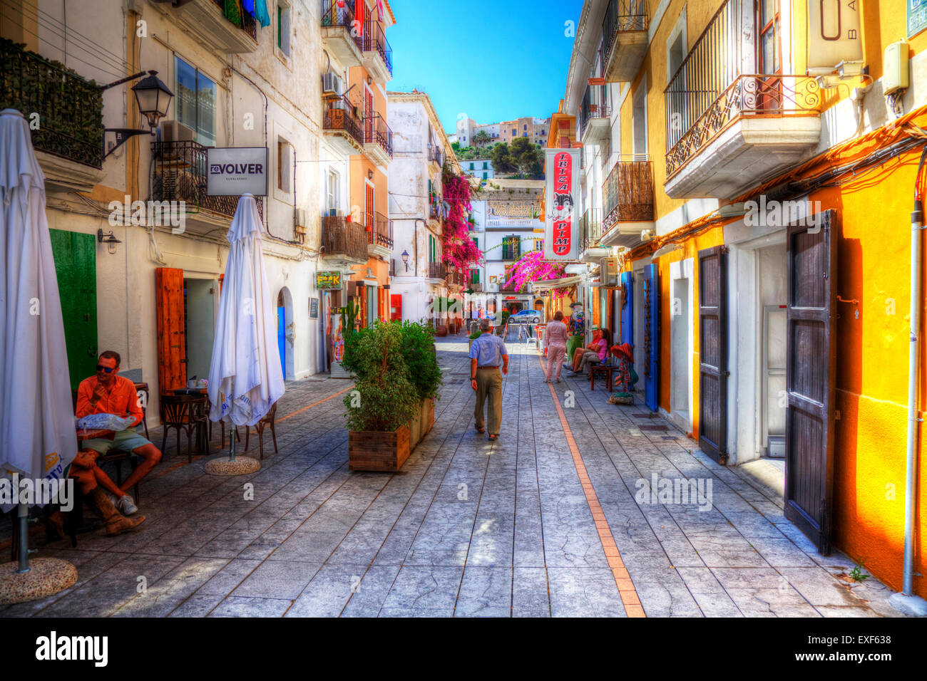 La città di Ibiza street negozi caffetteria strette stradine che conducono alla Città Vecchia sulla isola di Spagna spagnolo vista tipica scena Foto Stock