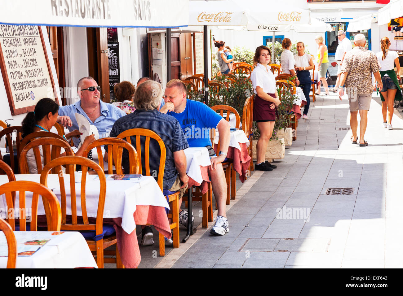 Ristoranti di mangiare in città di Ibiza Ristorante café diner tapas Ristoranti spagnoli diners al fresco al di fuori su street cafe Foto Stock