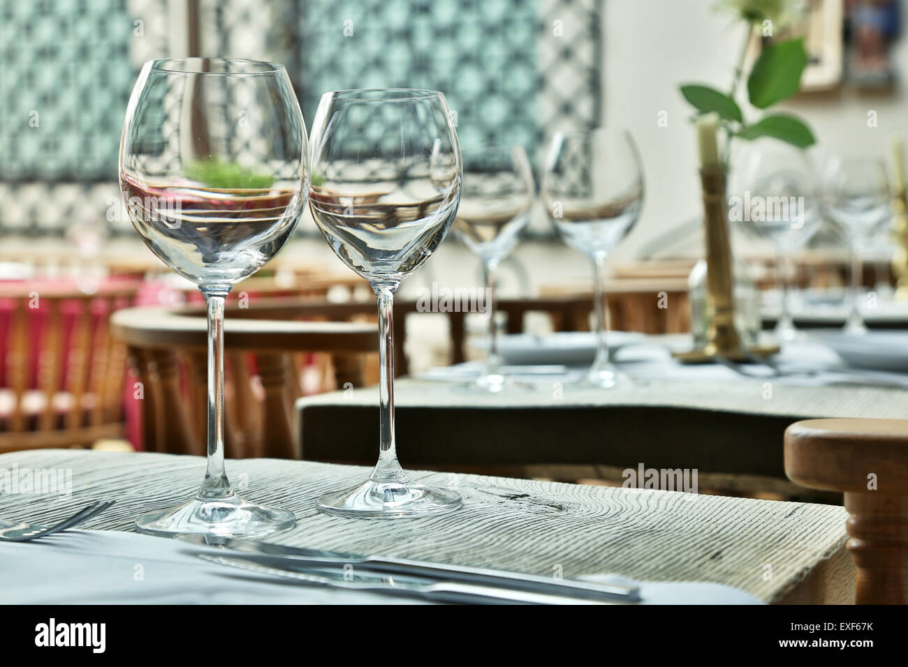 Impostazione tabella con bicchieri di vino presso la caffetteria vintage. Foto Stock
