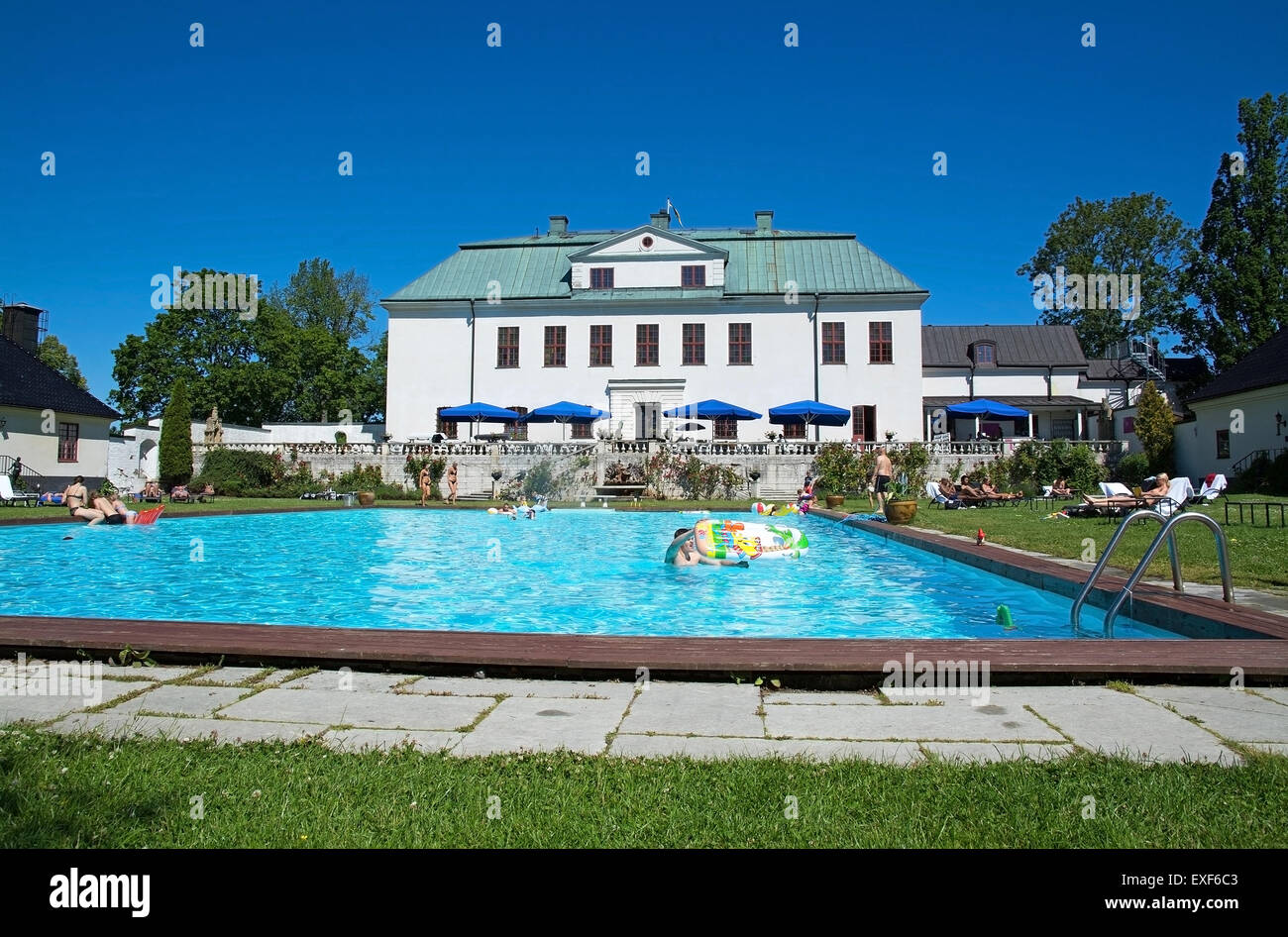 Häringe castello, immerso nella ricca storia precedentemente di proprietà della Swedish Match famiglia magnate Krüger, di fronte alla piscina. Foto Stock