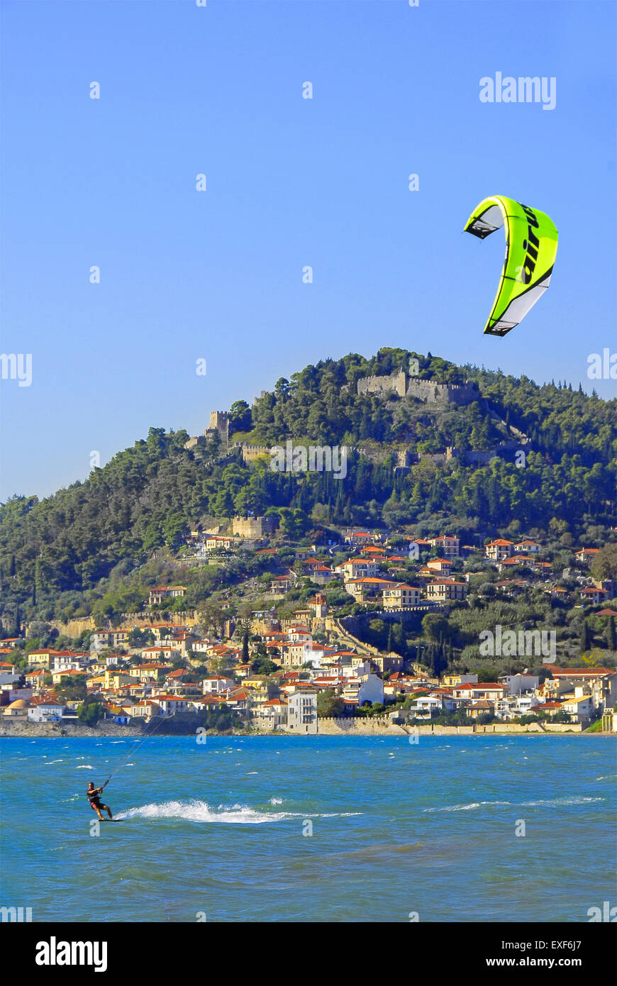 Sport acquatici presso la spiaggia Gribovo, presso il lungomare di Nafpaktos cittadina e del suo castello nella regione Aetoloacarnania, Grecia Foto Stock