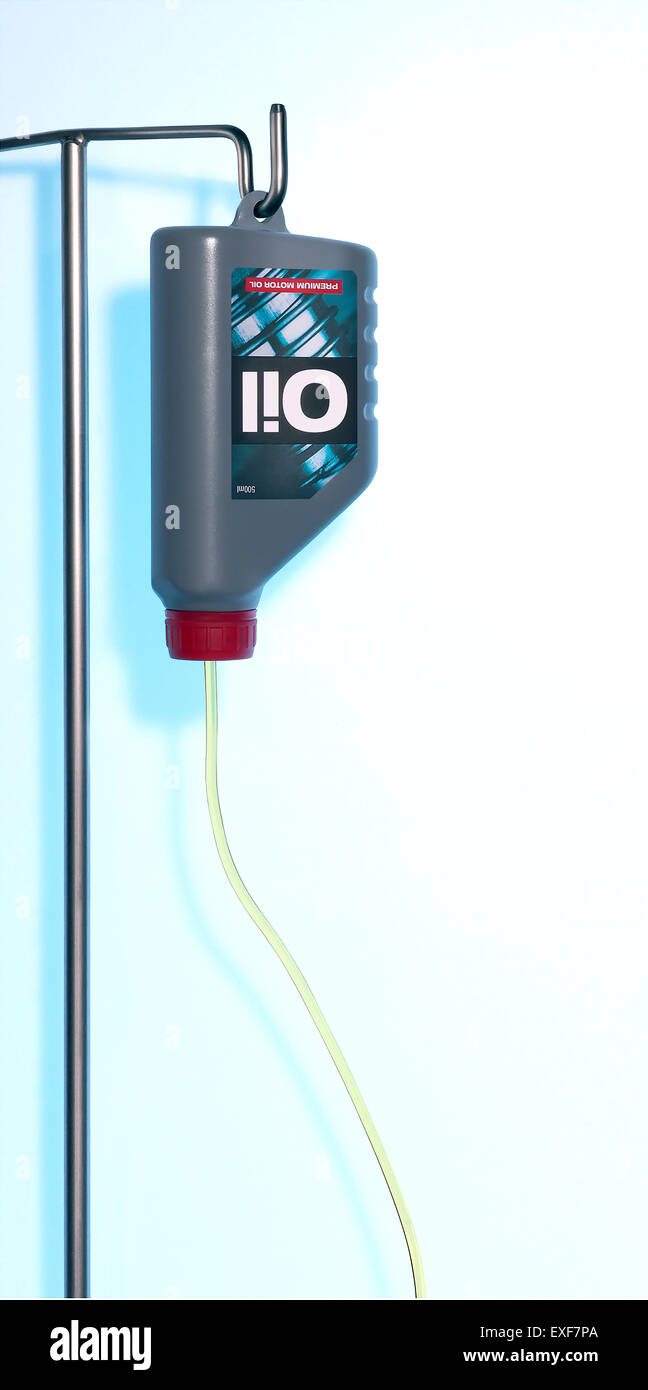 Una bottiglia di olio appesi da un ospedale di stand Foto Stock