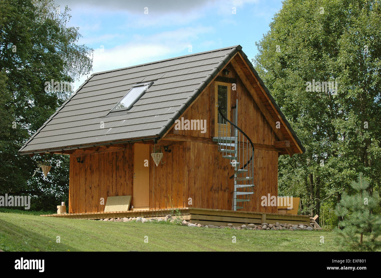 Summerhouse con scala a chiocciola in campagna Foto Stock