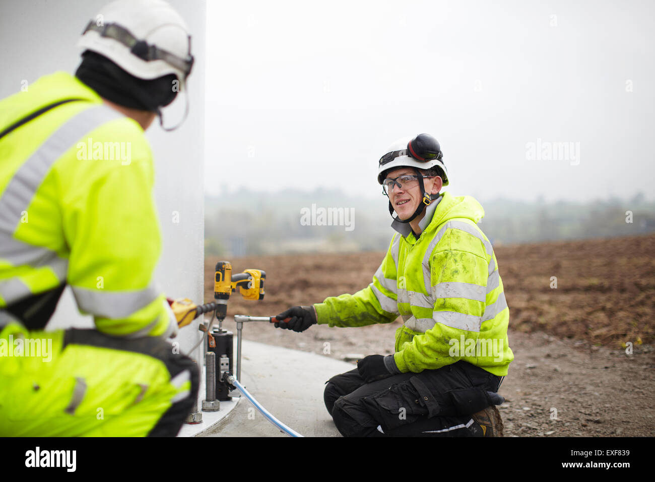 Gli ingegneri che lavorano sulle turbine eoliche Foto Stock