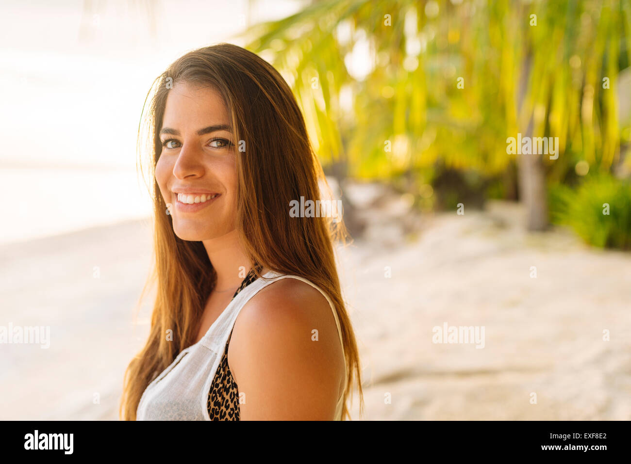 Ritratto di giovane donna su eun beach, Provincia di Bohol, Filippine Foto Stock