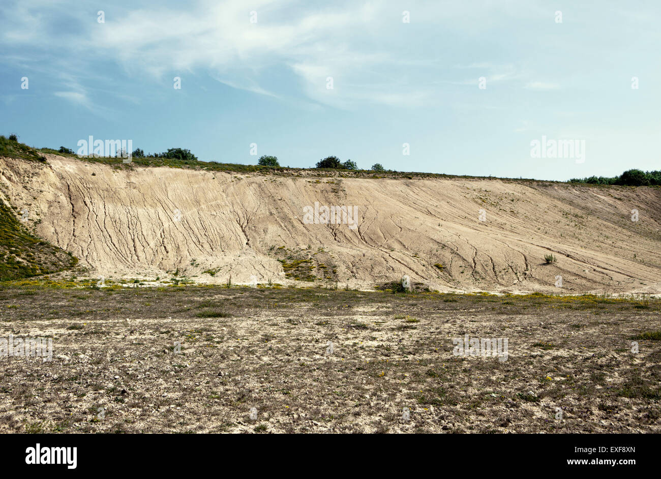 Cava abbandonata con collina erosa rifiuti Foto Stock