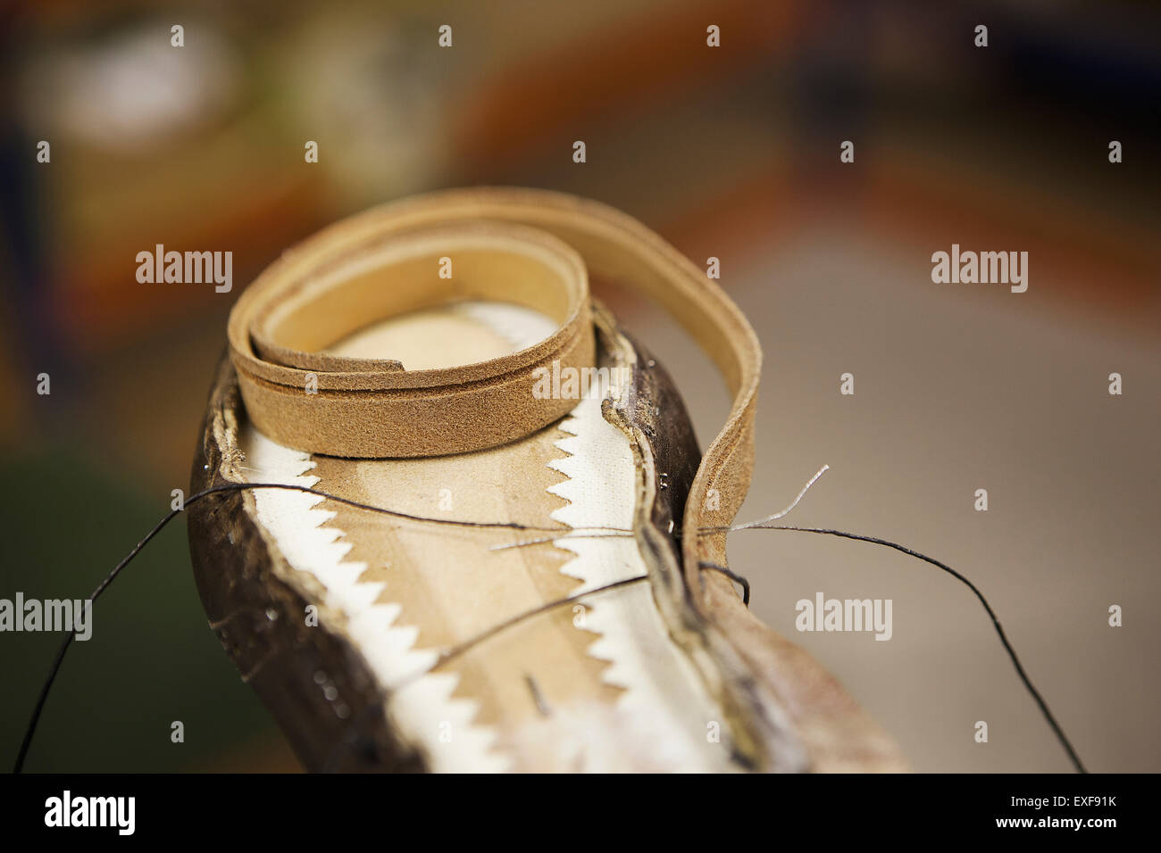 Chiusura del thread e scarpa in cuoio calzatura maker workshop Foto Stock