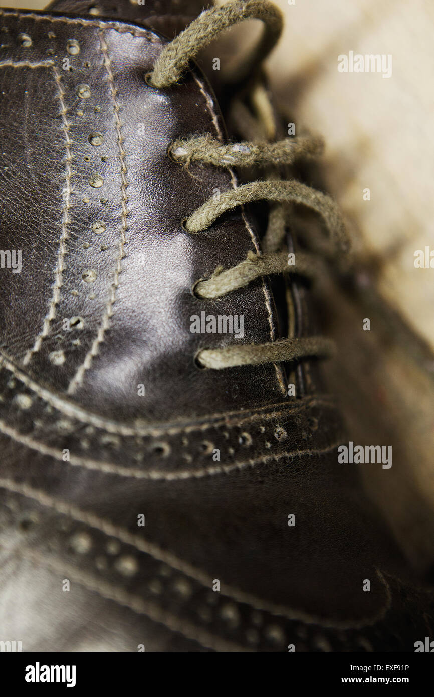 Close up brogue in pelle e lacci delle scarpe in calzatura maker workshop Foto Stock