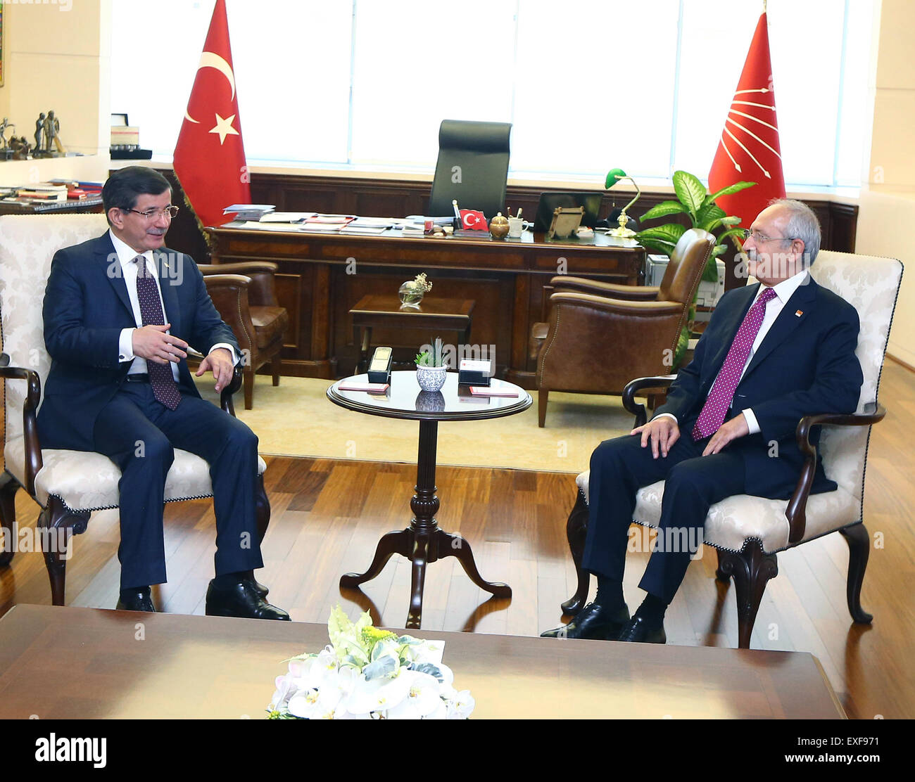 Ankara, Turchia. 13 Luglio, 2015. Primo Ministro turco Ahmet Davutoglu (L) si è incontrato con i repubblicani del Partito Popolare (CHP) presidente Kemal Kilicdaroglu per tenere il primo di numerosi dibattiti su una coalizione di potenziale formazione di Ankara, Turchia, 13 luglio 2015. Credito: Mustafa kaya/Xinhua/Alamy Live News Foto Stock