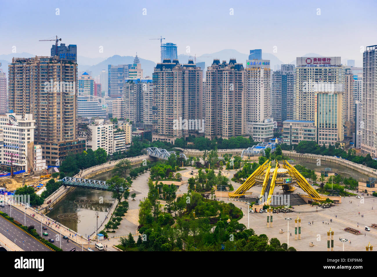 Paesaggio oltre la piazza del Popolo nel centro cittadino di Guiyang, Cina. Foto Stock