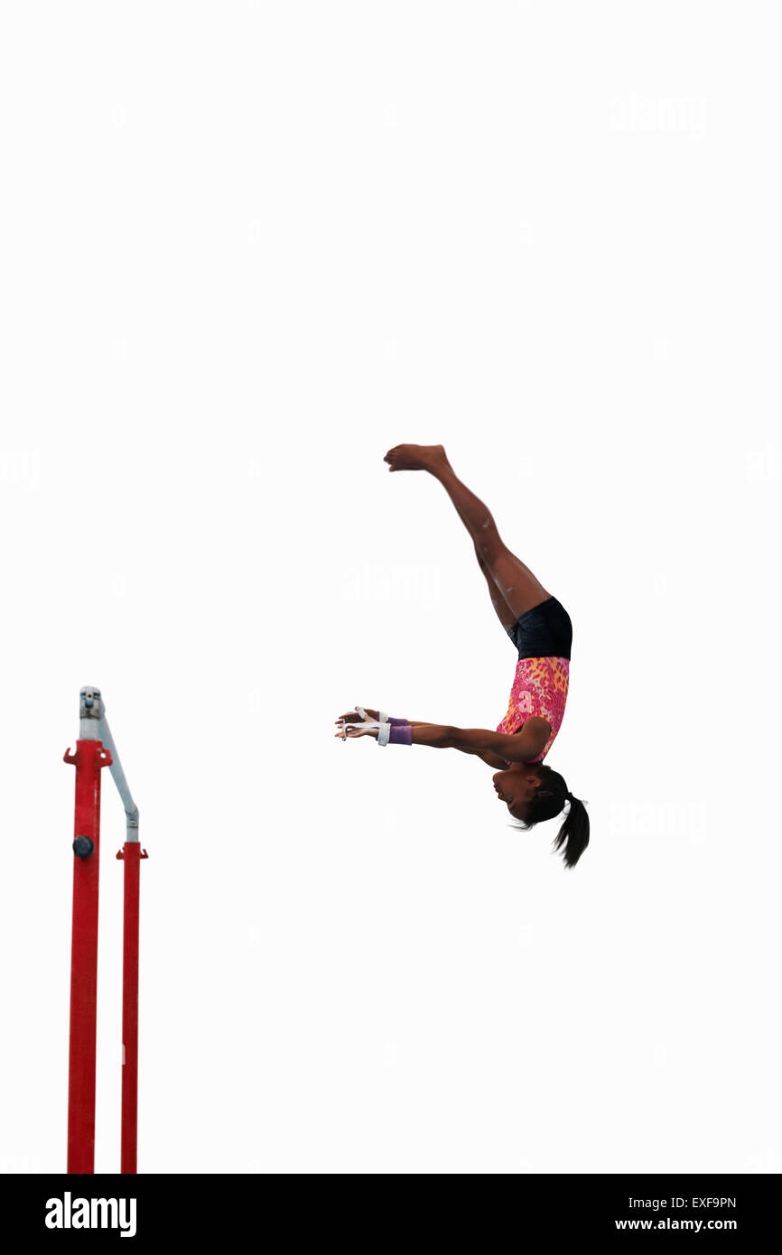 Giovane ginnasta esegue su barre irregolari Foto Stock