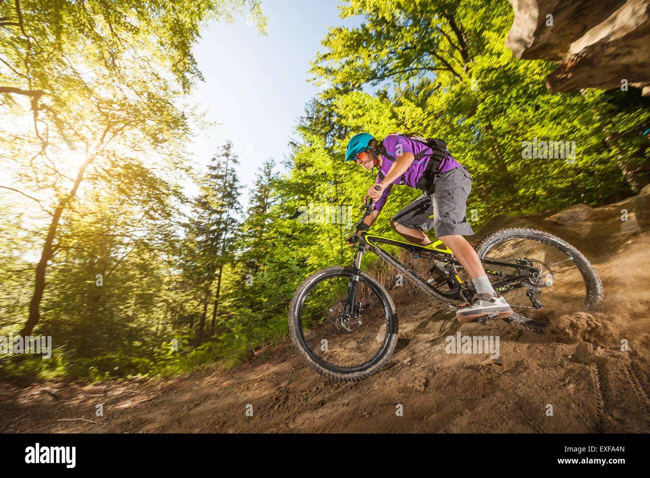 Giovane uomo in discesa in mountain bike nella Foresta Foto Stock