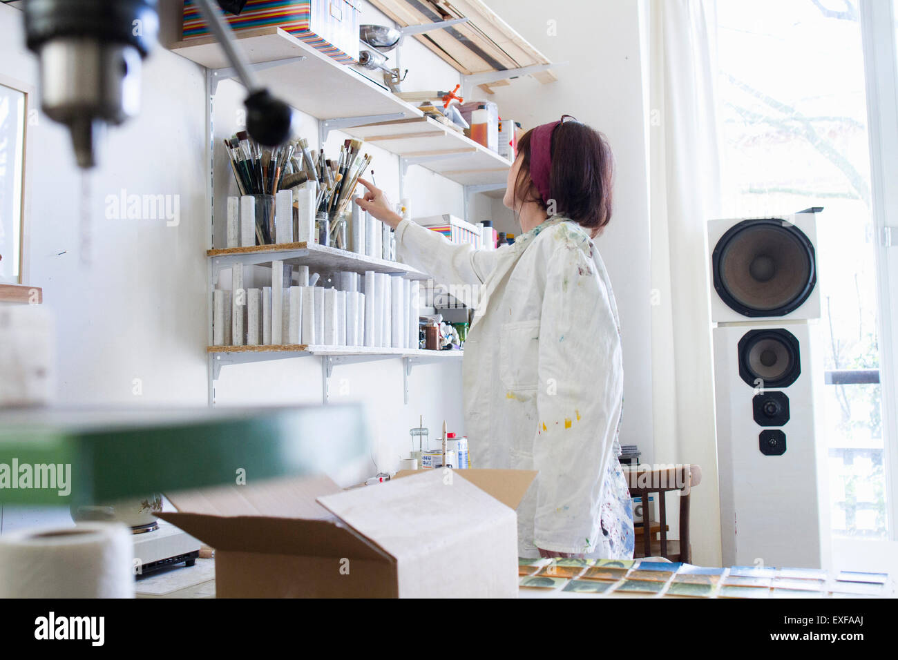 Artista che lavora in studio Foto Stock