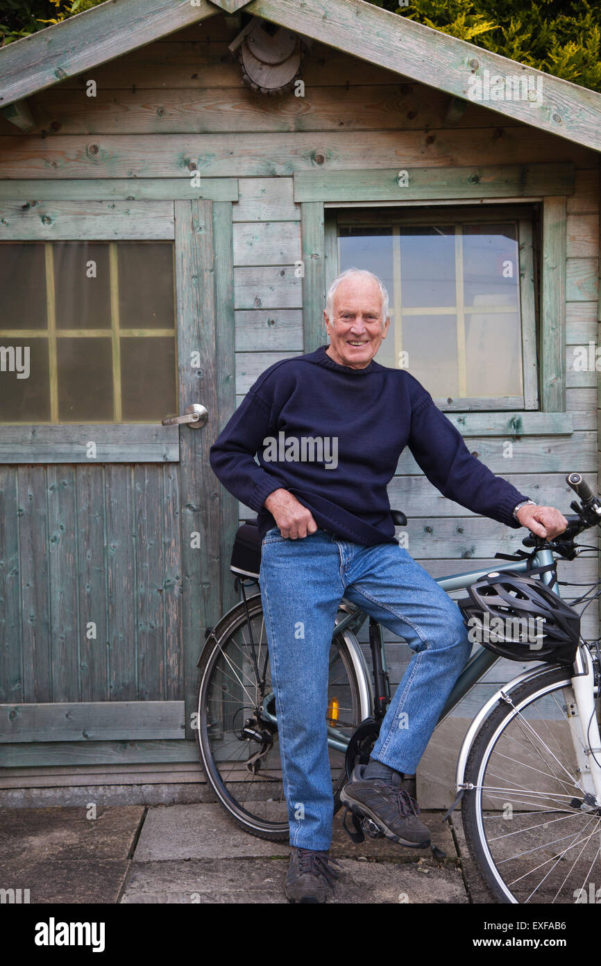 L'uomo anziano, in piedi accanto al capannone con noleggio biciclette Foto Stock