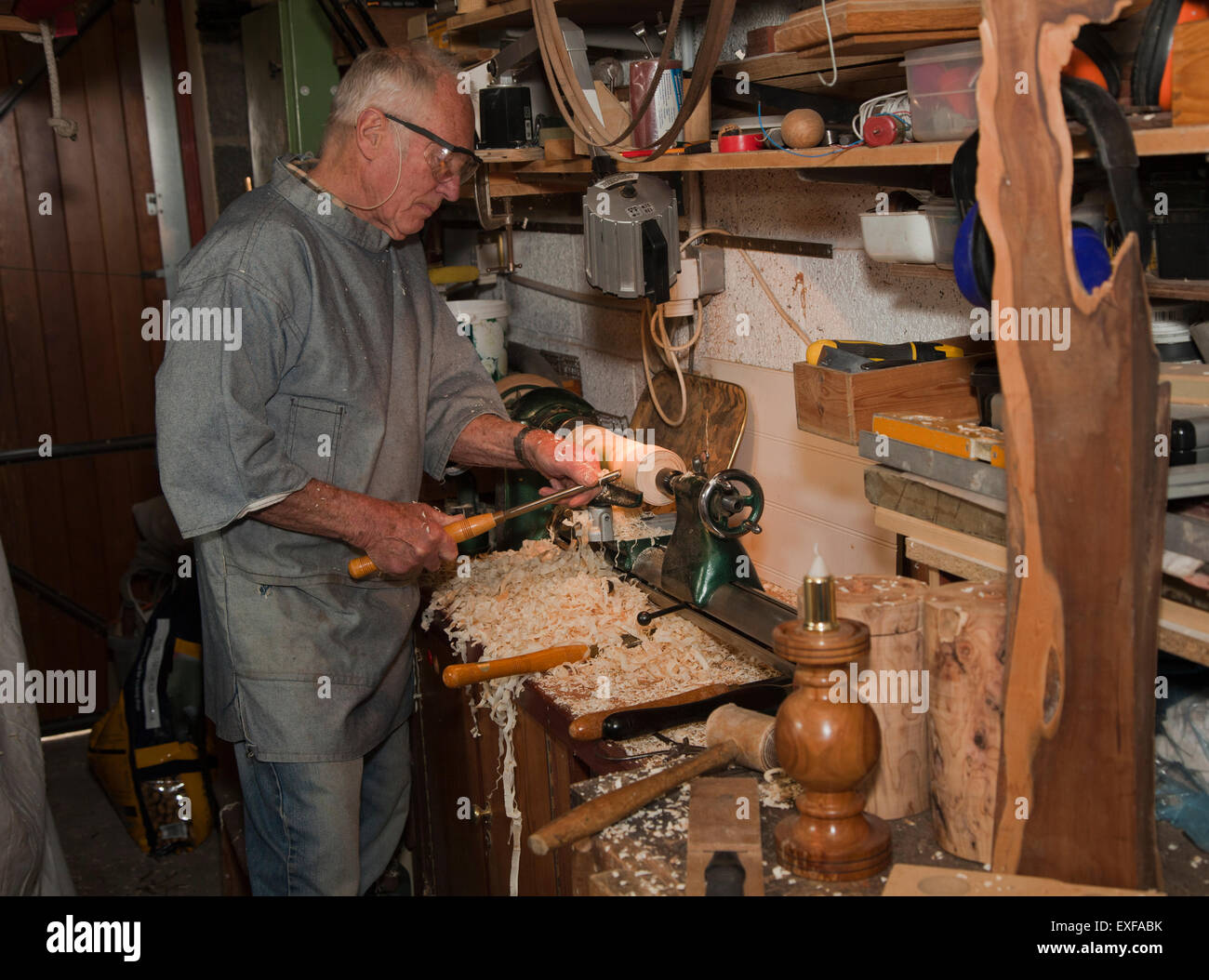 Senior uomo pezzo di sagomatura del legno con attrezzi di falegnameria Foto Stock