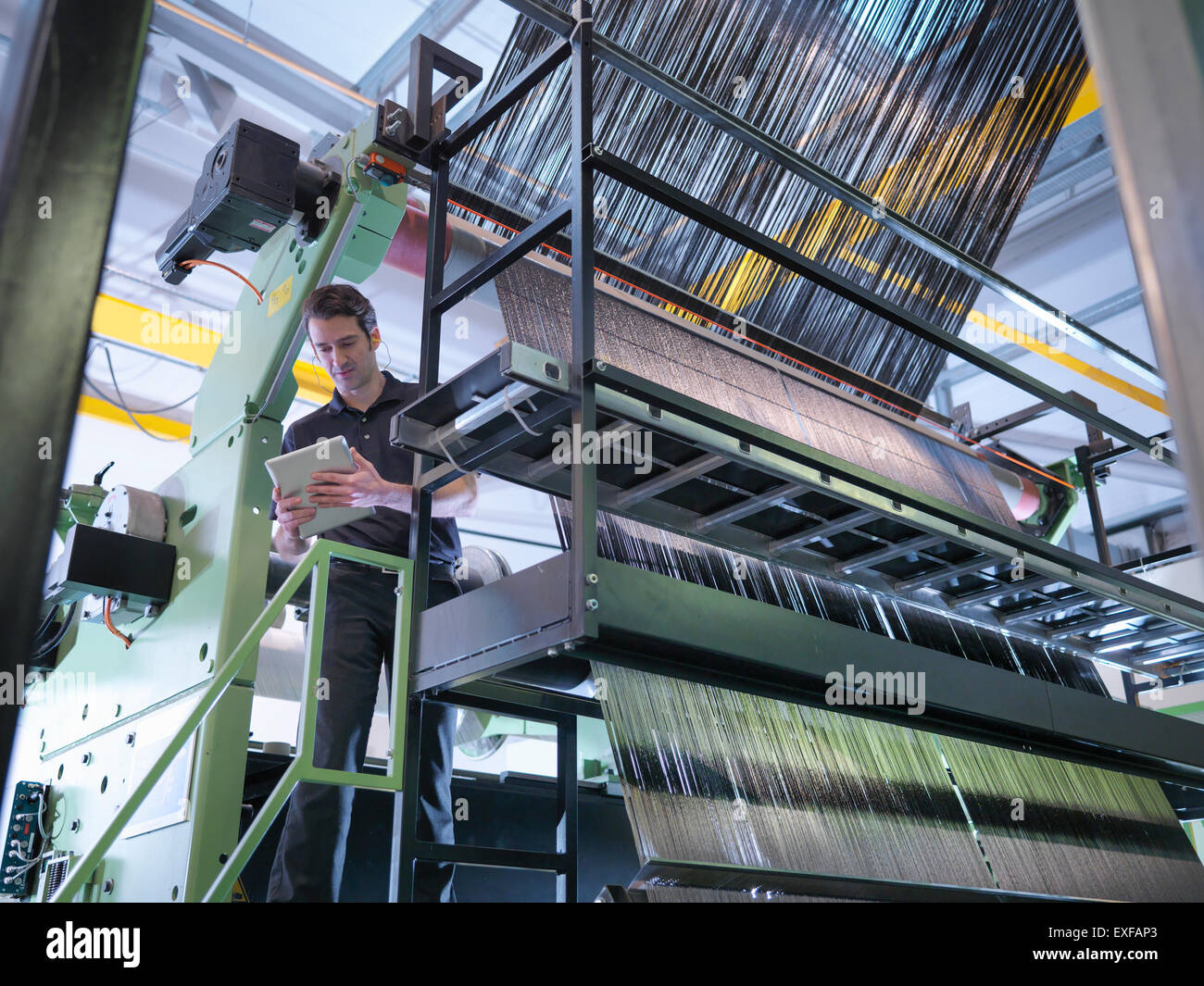 Lavoratore ispezione di fibra di carbonio su telaio in fibra di carbonio factory Foto Stock