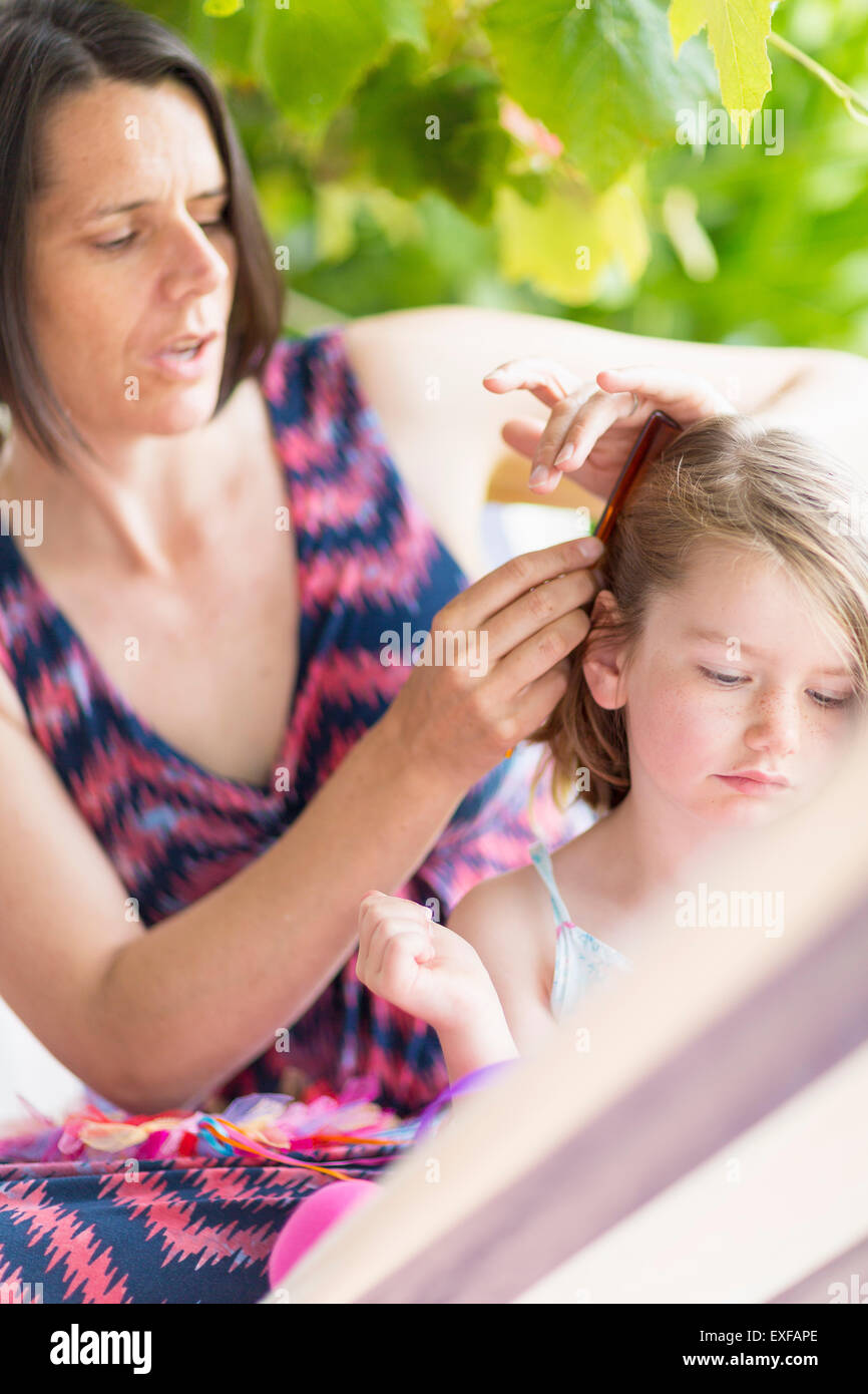 Madre figlia di pettinatura dei capelli Foto Stock