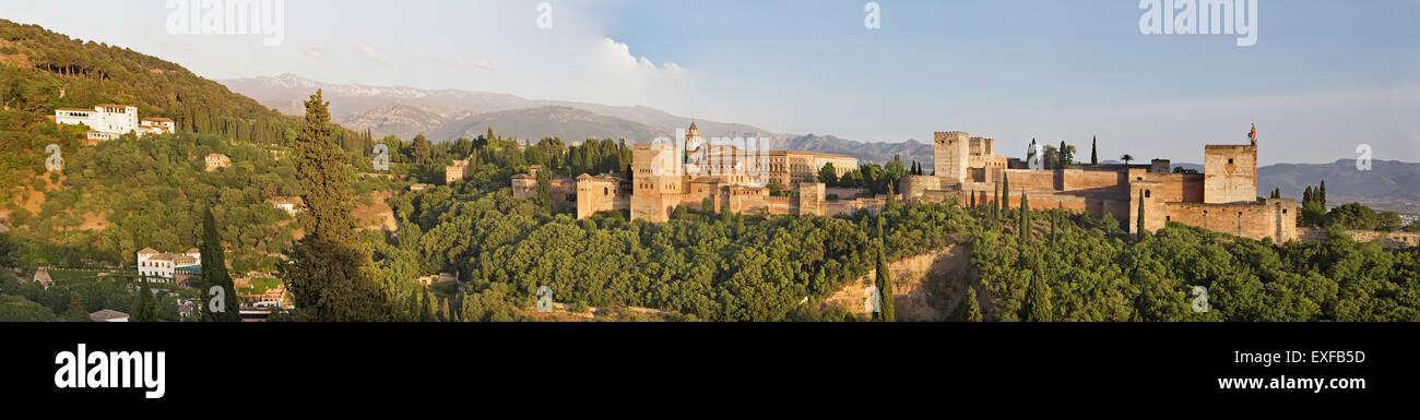 Granada - il panorama di Alhambra Palace e fortezza di complessi. Foto Stock
