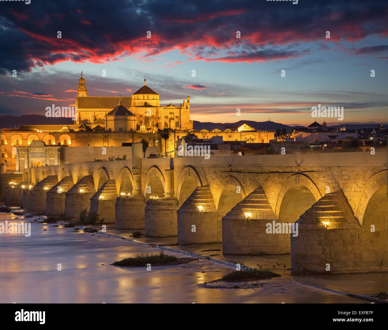 Cordoba - il ponte romano e la cattedrale in background al crepuscolo Foto Stock