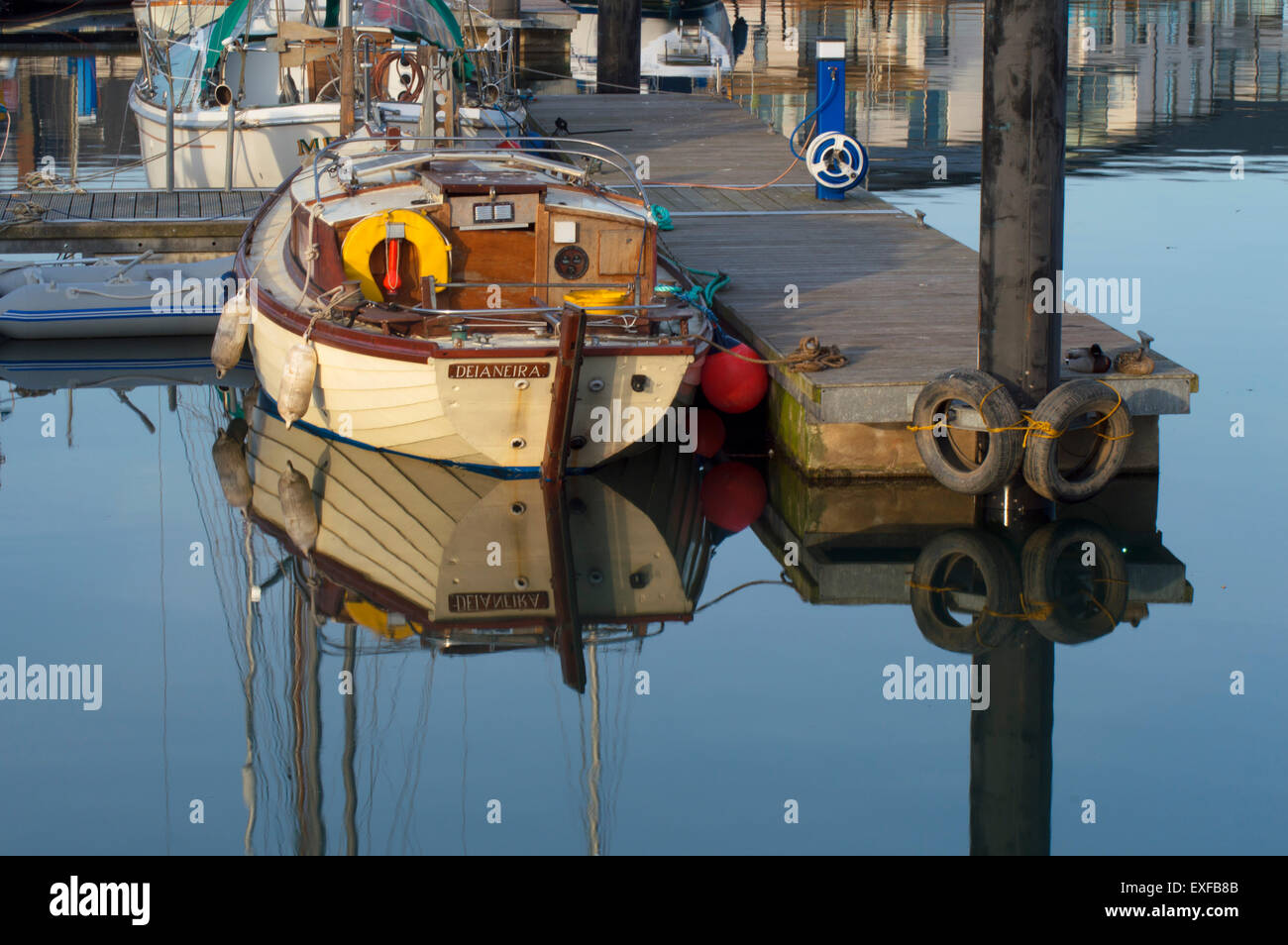 La riflessione in barca al porto di Arbroath Foto Stock