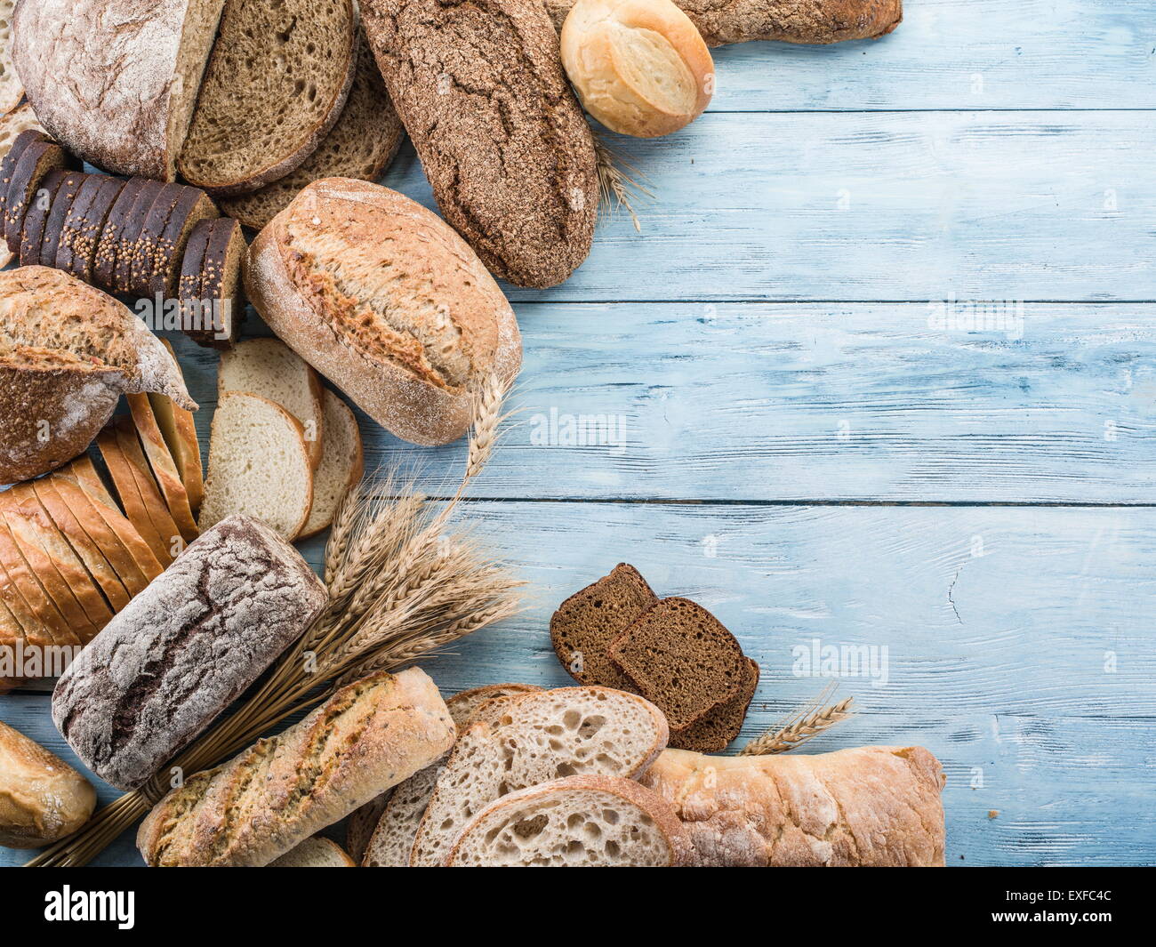 Il pane e il grano sulla scrivania in legno. Foto Stock