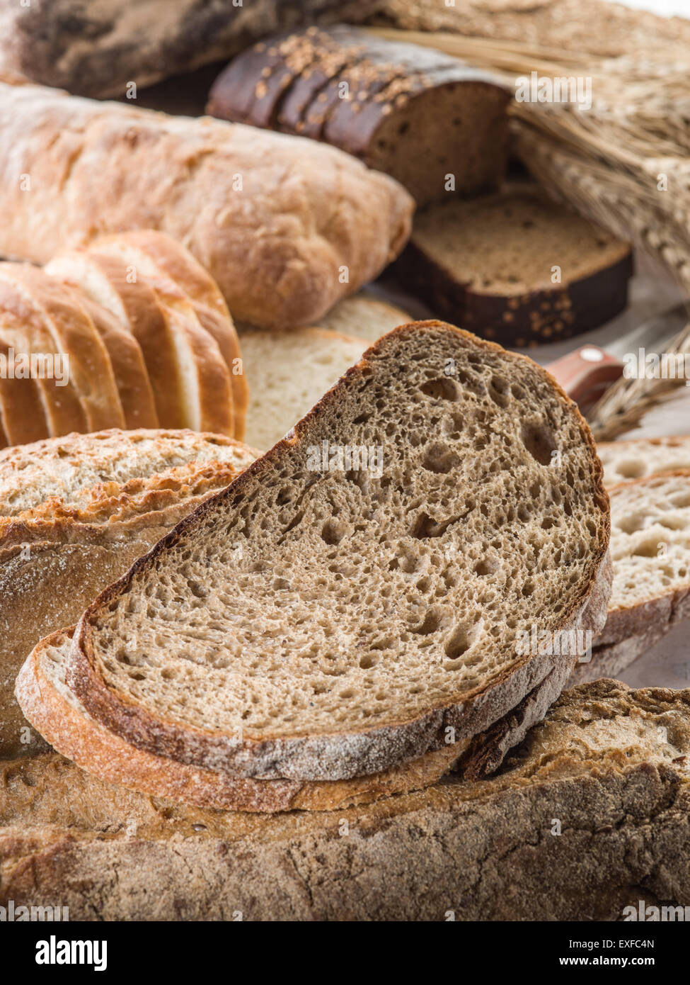 Il pane e il grano sulla scrivania in legno. Foto Stock