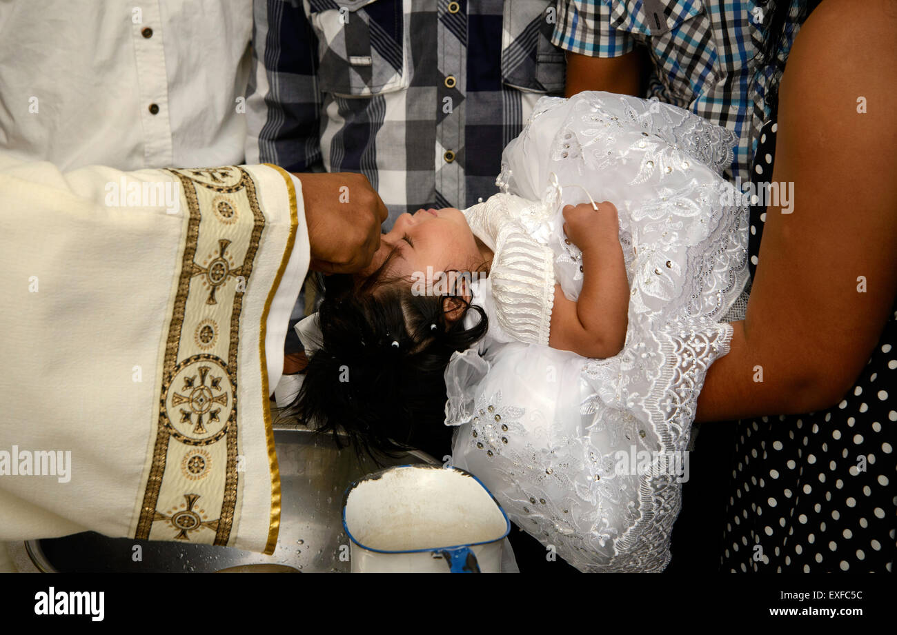 Una cerimonia di battesimo è eseguita a Parroquia la Purisma Concepcion, una chiesa cattolica a Nogales, Sonora, Messico. Foto Stock
