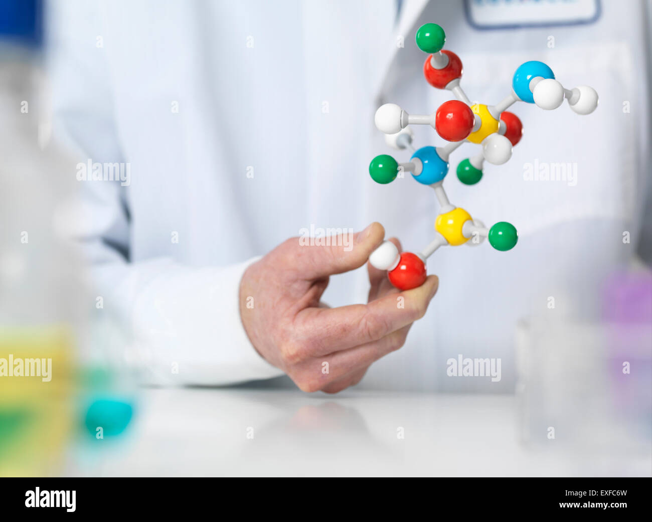 Scienziato tenendo un modello molecolare di una formula chimica Foto Stock