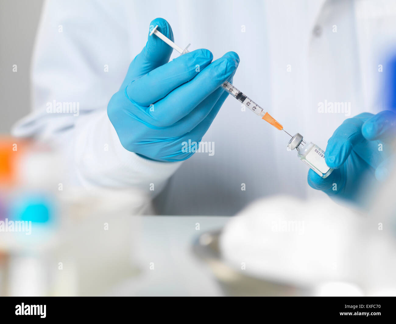 Medico la preparazione di un vaccino da iniettare in un paziente Foto Stock