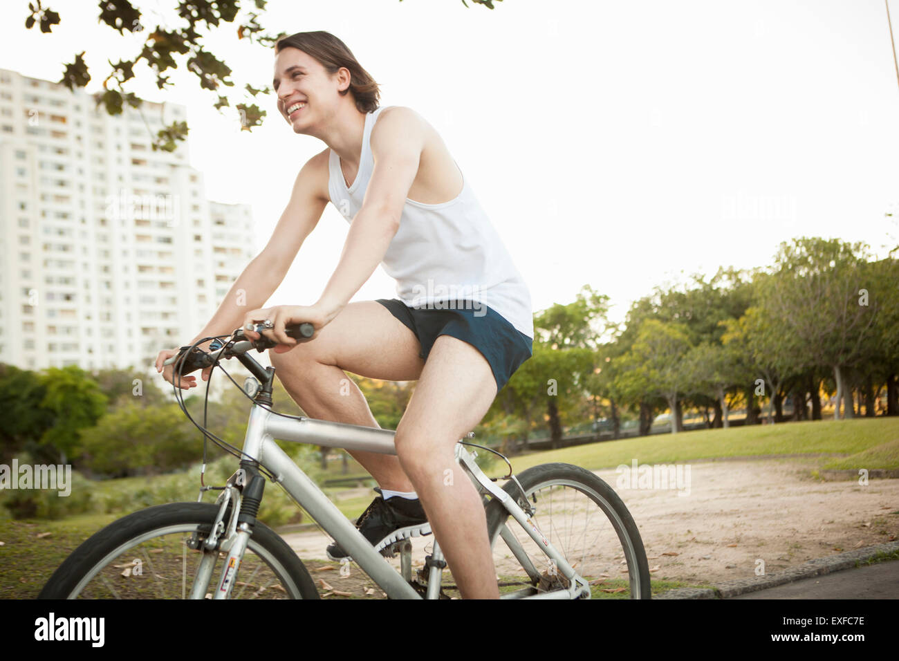 Giovane uomo in bicicletta nel parco Foto Stock