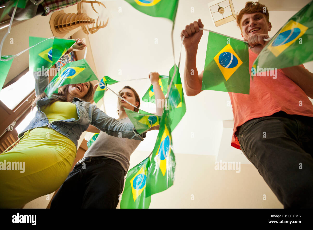 Gli studenti di festeggiare con bandiere brasiliano Foto Stock