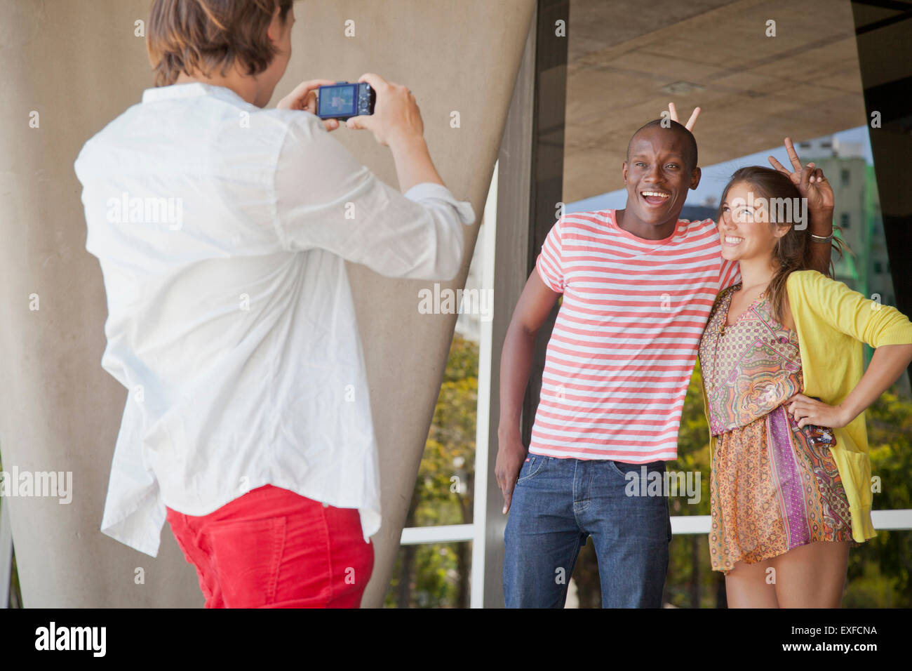 Studente fotografo di scattare una foto di amici Foto Stock