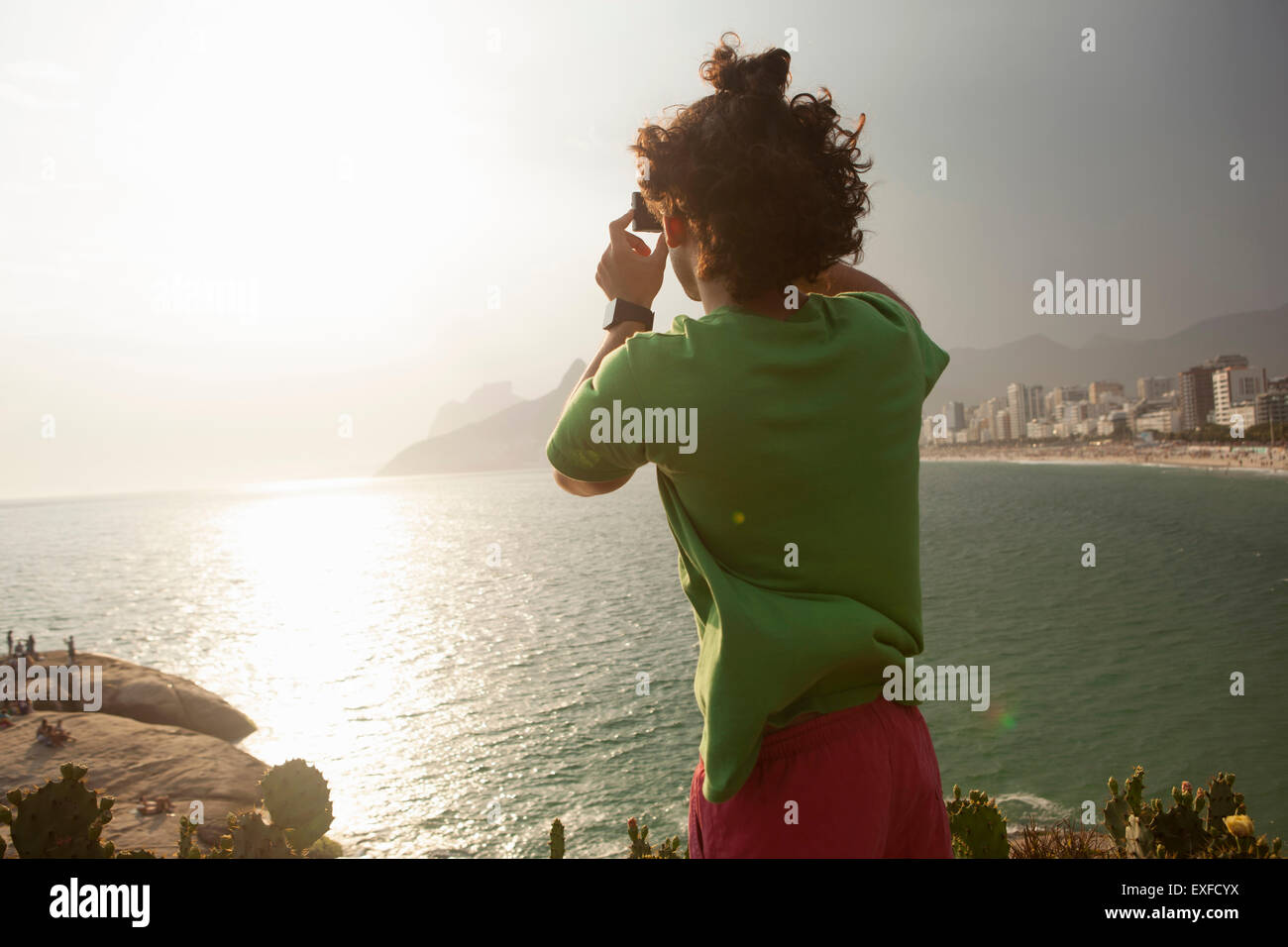 L'uomo prendendo foto di vista, la spiaggia di Ipanema, Rio de Janeiro, Brasile Foto Stock