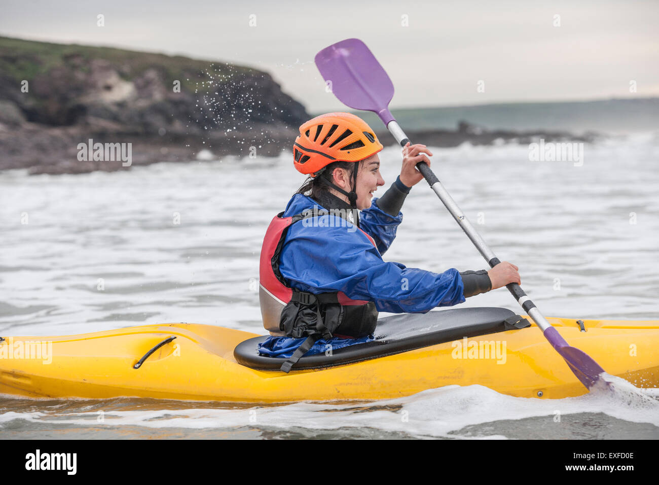 Giovane donna kayak di mare Foto Stock