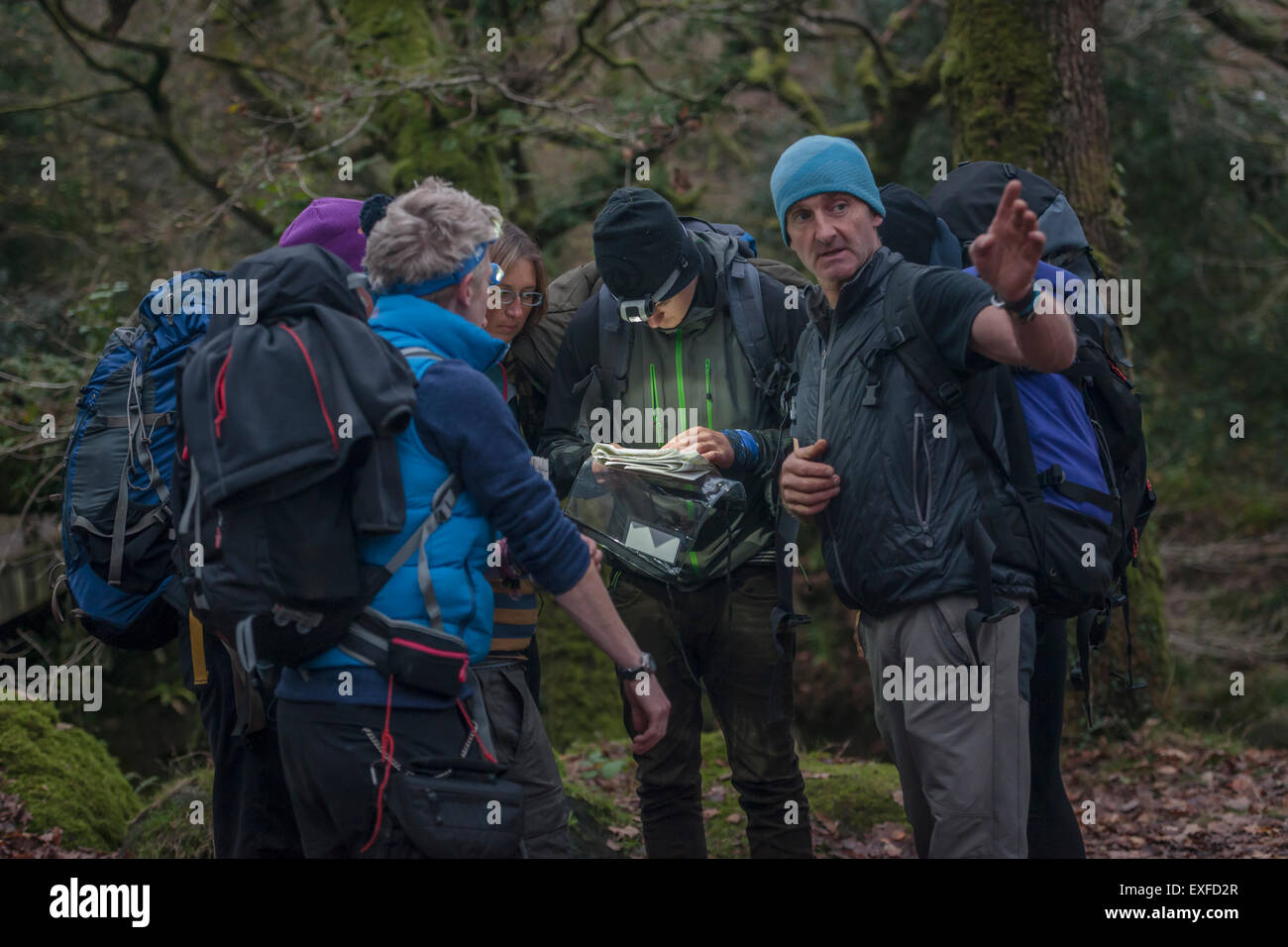 Gruppo di persone nella foresta con mappa Foto Stock